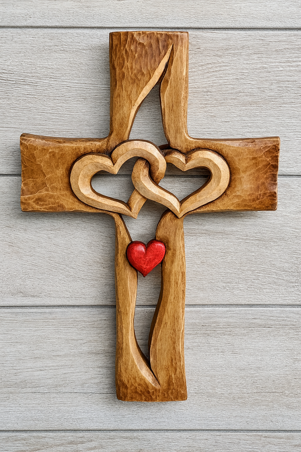 Wycięty drewniany krzyż z splecionymi sercami